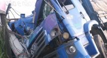 Motorista perde controle da direção e caminhão atinge poste em Betim