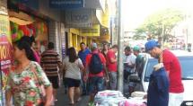 Vendedores ambulantes ocupam passeio da Avenida Amazonas