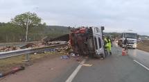 Carreta tomba na Rodovia Fernão Dias, em Betim